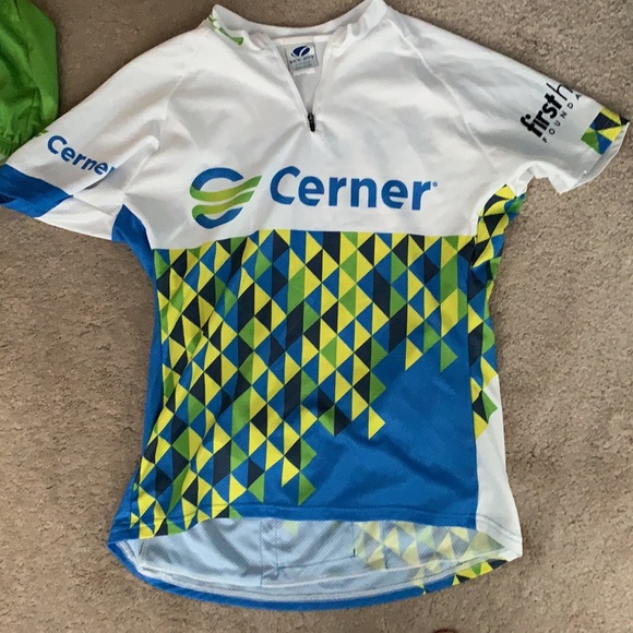 Gear up on your biking style - 2 cycling tops bundled at a steal! - Picture 3 of 5